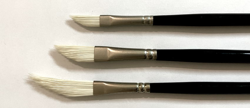 Angular paintbrushes in different sizes